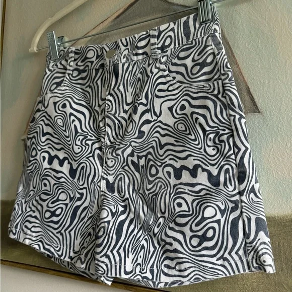 BOBBLES & LACE Topographical Patterned Navy And White Light Denim Shorts Sz Lg* - Picture 2 of 5